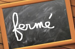 Ardoise d'école indiquant "fermé"