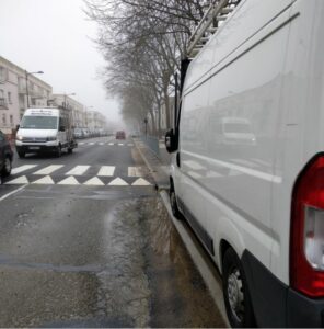 Passage piéton dangereux devant le forum Artznavour, avec un camion empéchant la visibilité