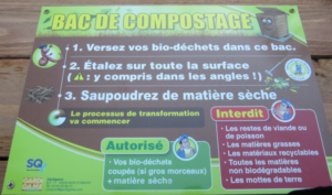 Affichette d'explications sur un bac de compostage