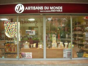 Devanture de la boutique Artisans du Monde de St Quentin en Yvelines