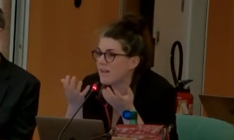 Photo de Claire pendant sa prise de parole au conseil municipal du 7/10/24